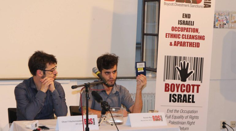 Renen Raz zeigt seinen von israelischen Behörden markierten Reisepass